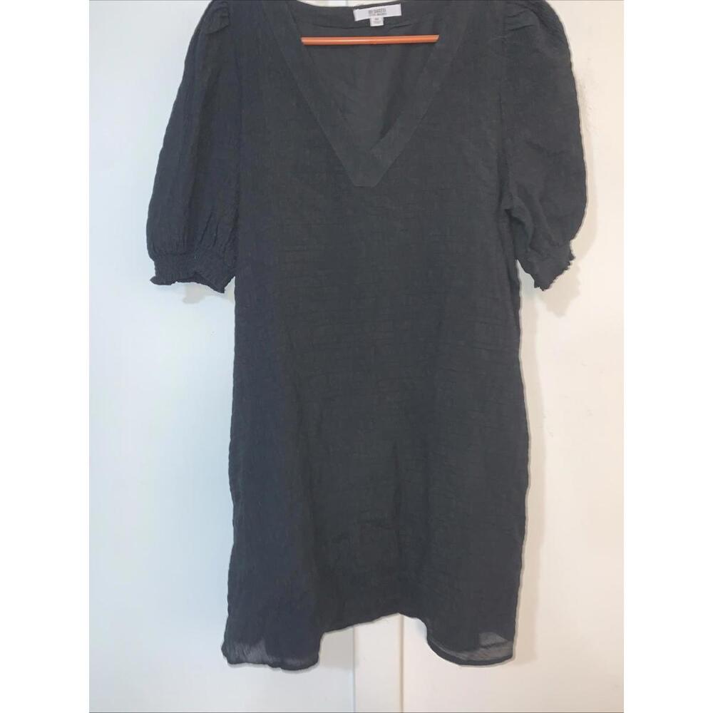 BB Dakota Dress Size Medium Fields Of Gold V-Neck Black Textured Short‎ Pockets
